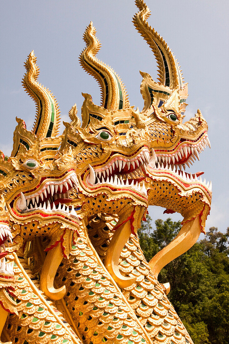 Thailand. Goldene Drachen in einem Tempel.