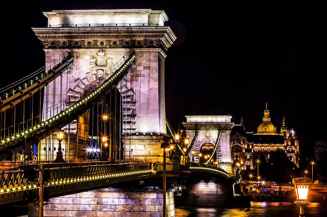 Kettenbrücke, St. Stephens. Donau Reflexion, Budapest, Ungarn