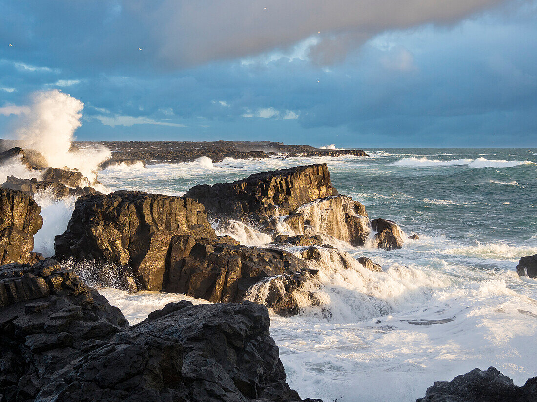 Küste bei Brimketill bei stürmischem Wetter bei Sonnenuntergang. Die Küste des Nordatlantiks auf der Halbinsel Reykjanes im Winter, Island.