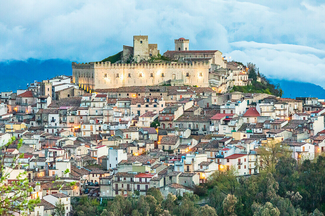 Italien, Sizilien, Provinz Messina, Montalbano Elicona. Die Burg oberhalb der mittelalterlichen Bergstadt Montalbano Elicona.