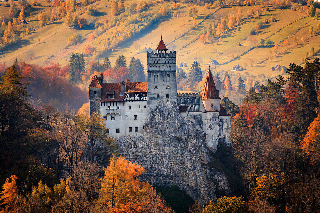 Siebenbürgen, Rumänien, Schloss Bran aus dem 13. Jahrhundert, verbunden mit Vlad II dem Pfähler, Dracula. Spätere Residenz der Königin Marie von Rumänien.