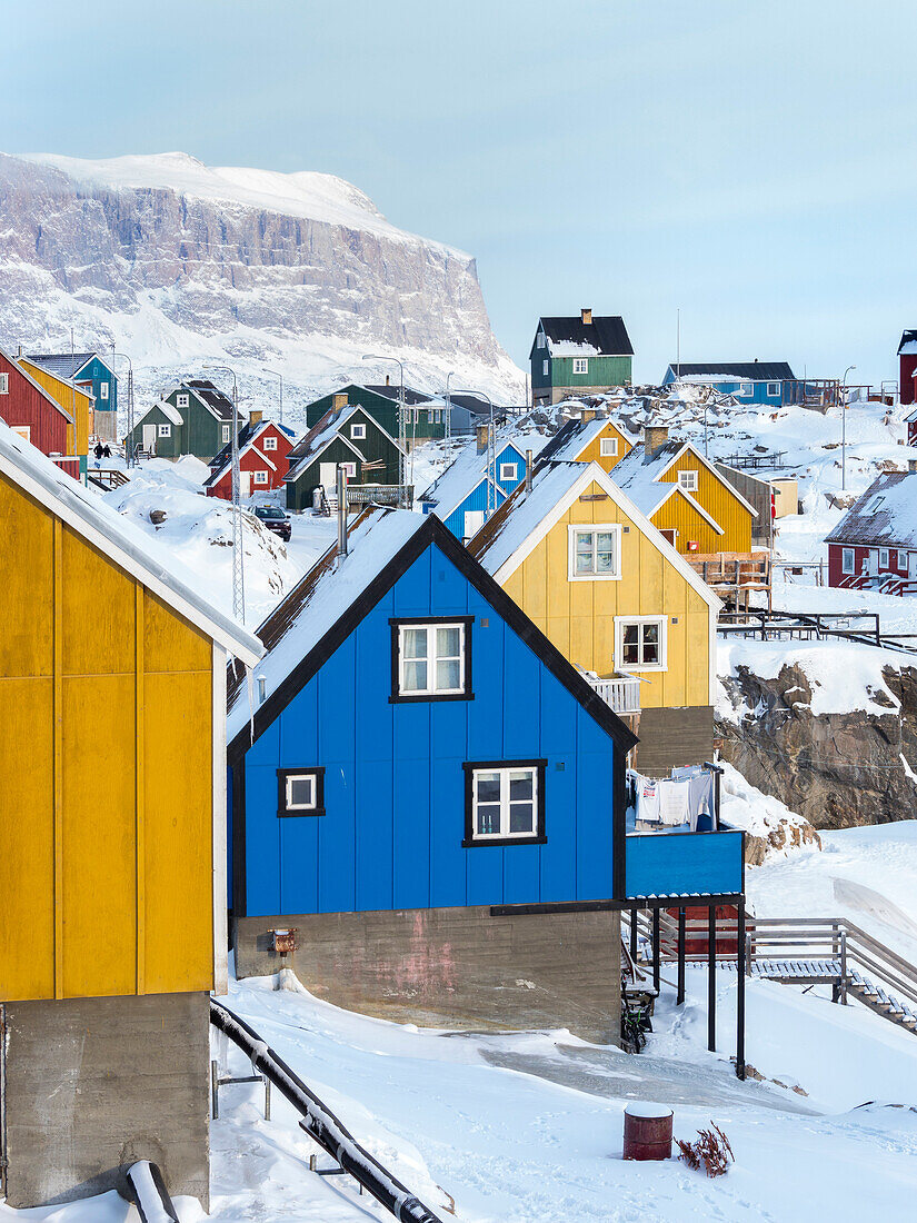 Stadt Uummannaq im Winter in Nordgrönland, Dänemark.