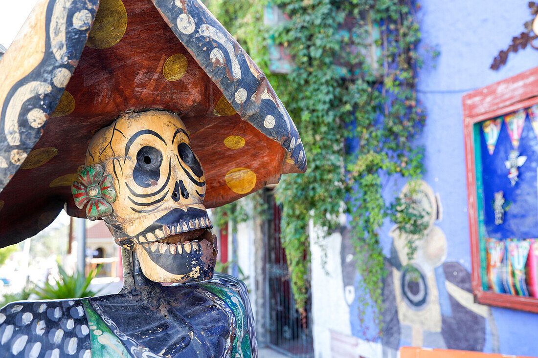Cabo San Lucas, Mexiko. Verwitterte Dia de los Muertos-Skulptur.