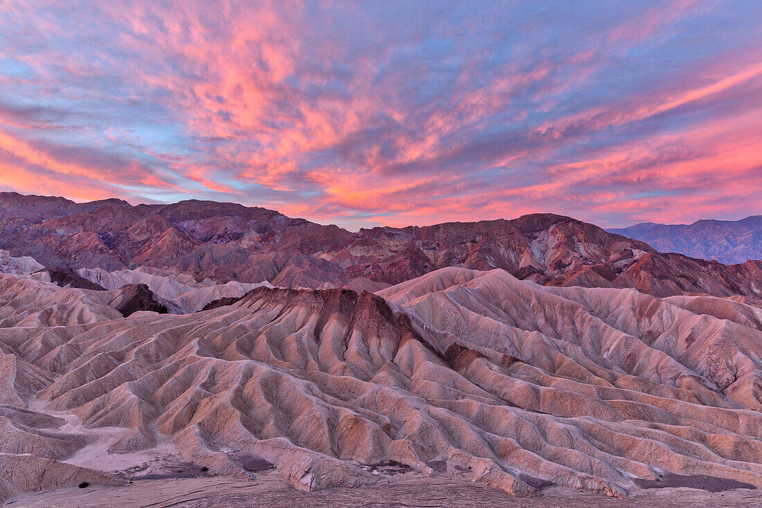 USA, Kalifornien, Death Valley. Sonnenaufgang über dem Zabriskie Point und der Panamint Range.