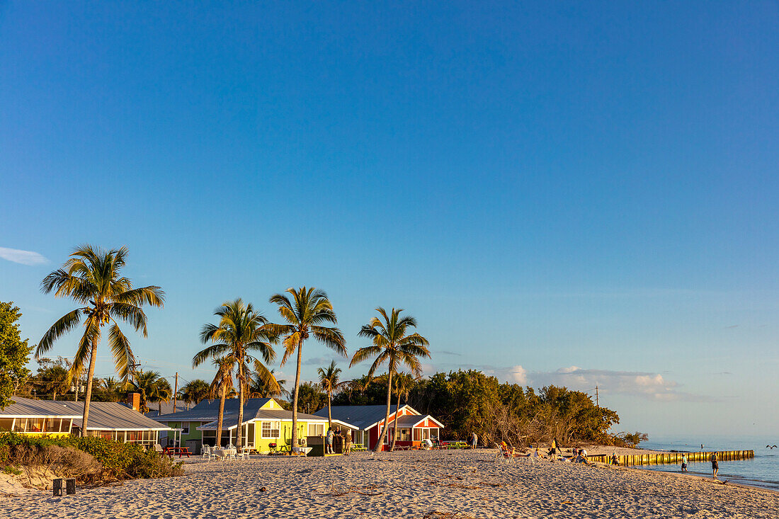 Weißer Sandstrand bei Sonnenuntergang auf Sanibel Island, Florida, USA