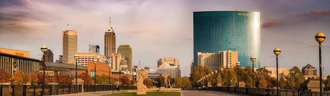Downtown Indianapolis, White River State Park, Indianapolis, Indiana, USA.