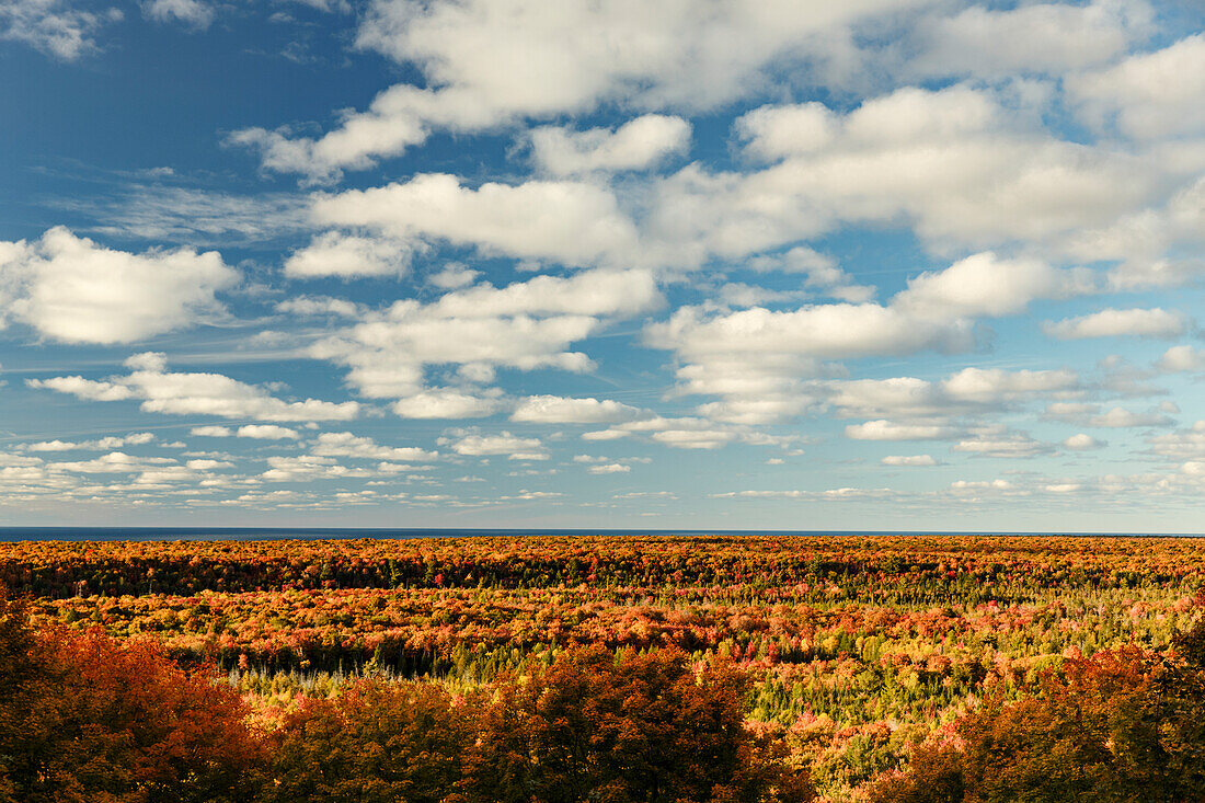 Mit Blick auf Herbstfarben, Pictured Rocks National Lakeshore, Upper Peninsula of Michigan.