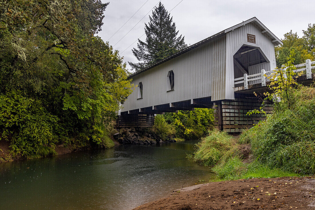 Hoffman überdachte Brücke über Crabtree Creek in Linn County, Oregon, USA