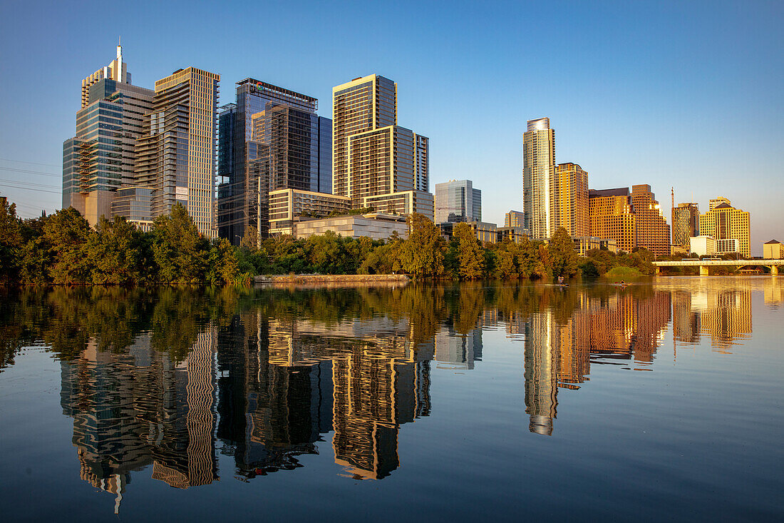 Die Skyline der Stadt spiegelt sich im Colorado River in Austin, Texas, USA wider