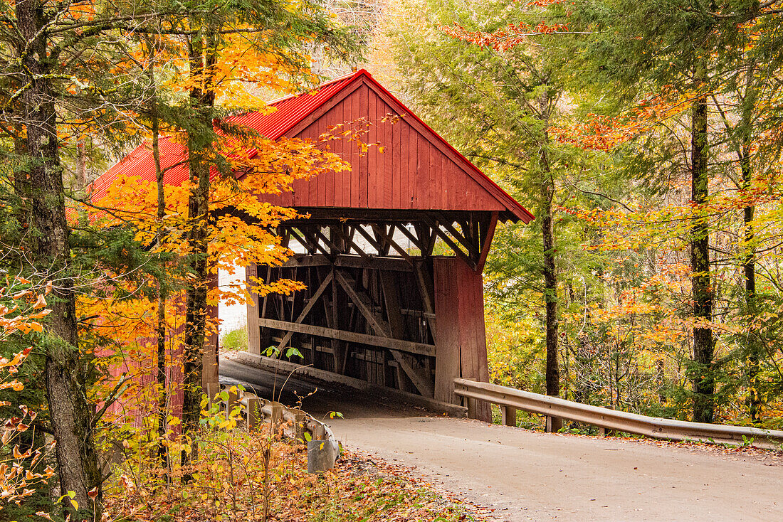 USA, Vermont, Stowe, Sterling Valley Road überdachte Brücke im Herbstlaub