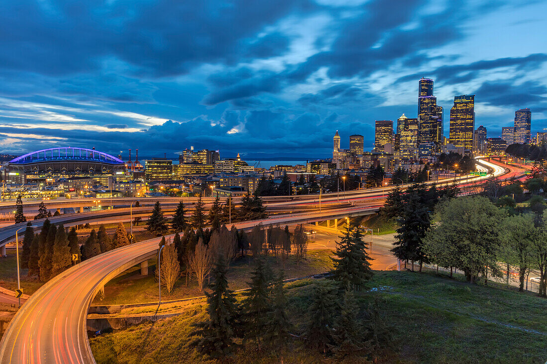 Die Skyline der Stadt und die Interstate 90 und 5 von der Rizal Bridge in der Innenstadt von Seattle, Washington State, USA