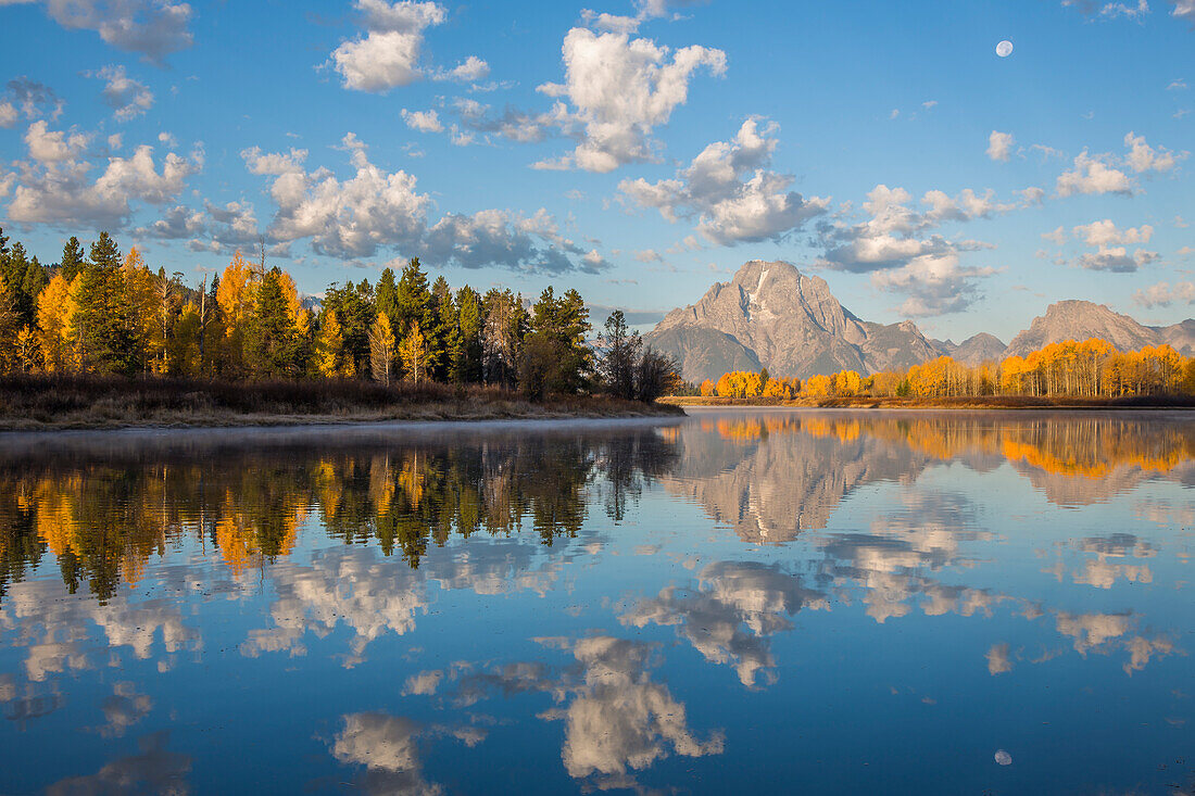 USA, Wyoming, Grand-Teton-Nationalpark, Mt. Moran spiegelt sich im Herbst im Snake River wider.