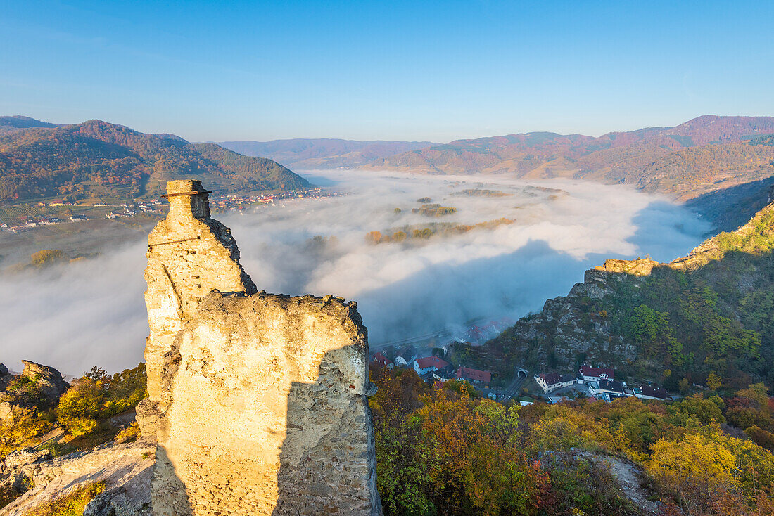 Blick von der Burgruine Dürnstein auf Dürnstein und das Donautal in der Wachau, Niederösterreich, Österreich