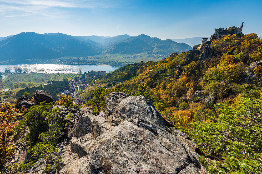 Blick auf Dürnstein, Burgruine Dürnstein und das Donautal in der Wachau, Niederösterreich, Österreich