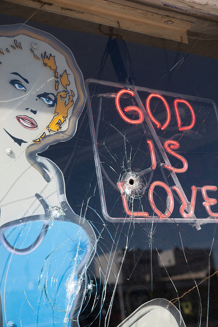 Gott ist Liebe Leuchtreklame auf einem Neonschild, Shop an der ehemaligen Route 66 in Albuquerque, New Mexico, USA