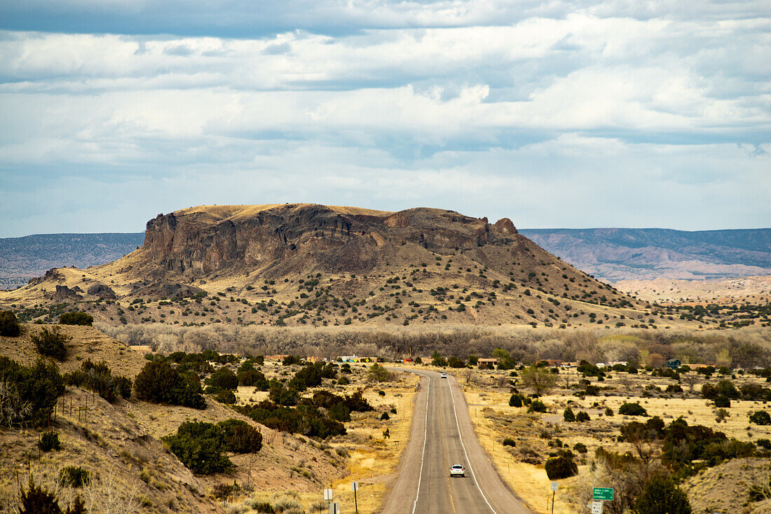 Straße in Landschaft mit Mesa Mountain, New Mexico, USA