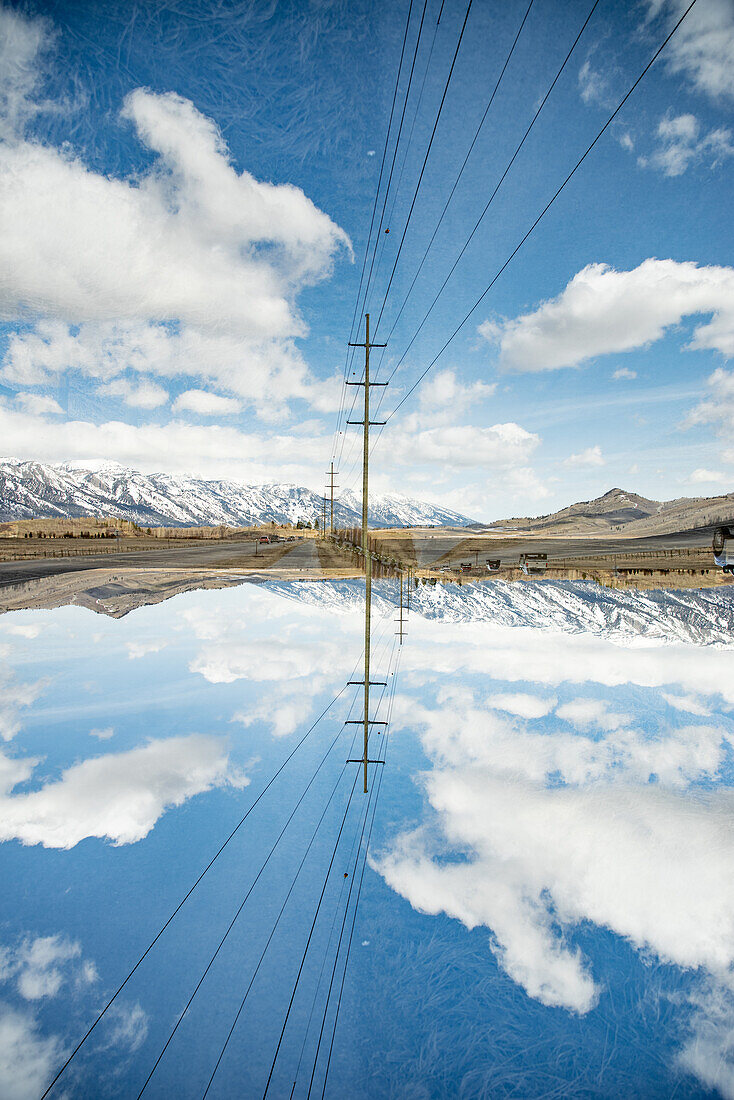 Stromleitungen in der Landschaft vor der Grand-Teton-Bergkette, Wyoming, USA