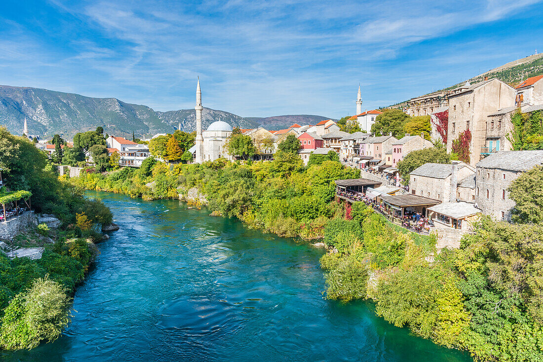 Altstadt von Mostar mit Minaretten am Fluss Neretva, Bosnien und Herzegowina