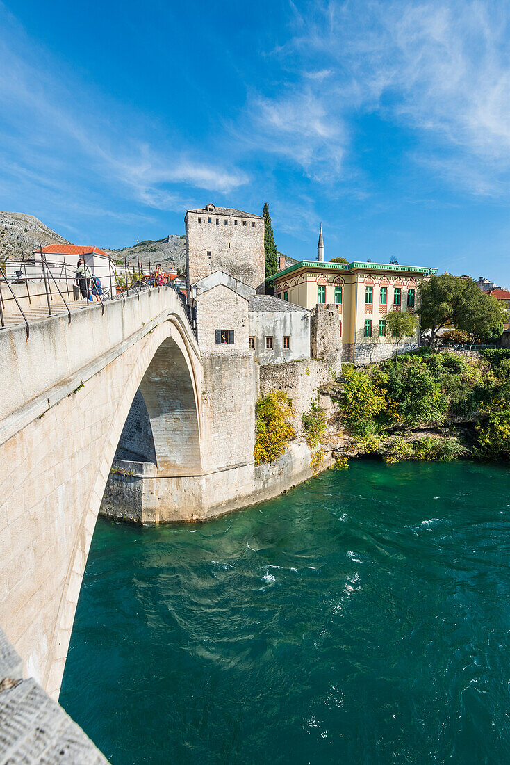 Alte Brücke über den Fluss Neretva in Mostar, Bosnien und Herzegowina