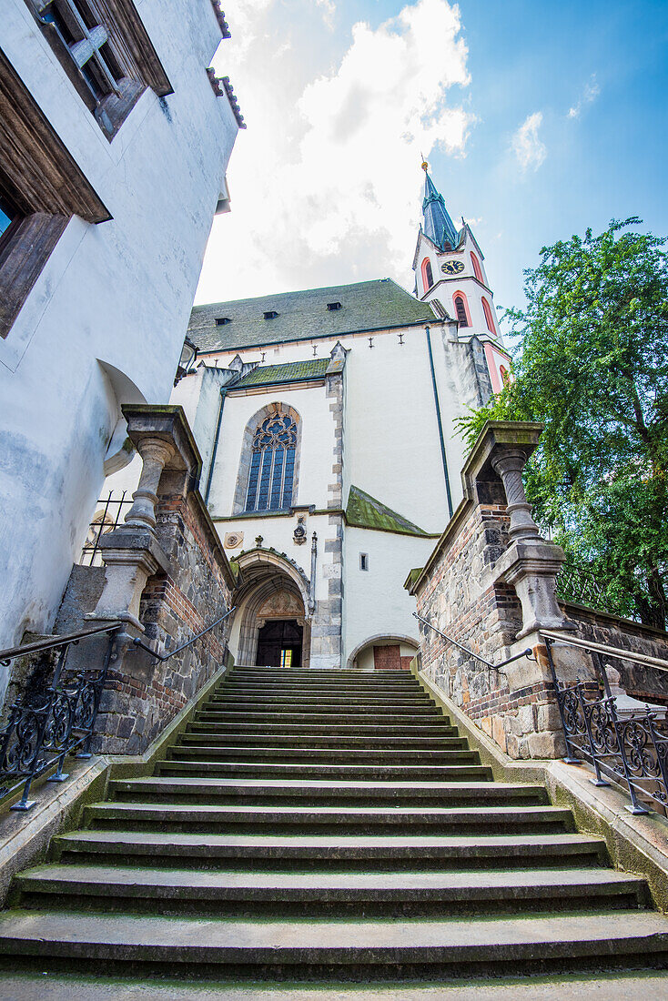 Treppe zur St. Veit-Kirche in Blick auf die Altstadt von Cesky Krumlov, Südböhmen, Tschechische Republik