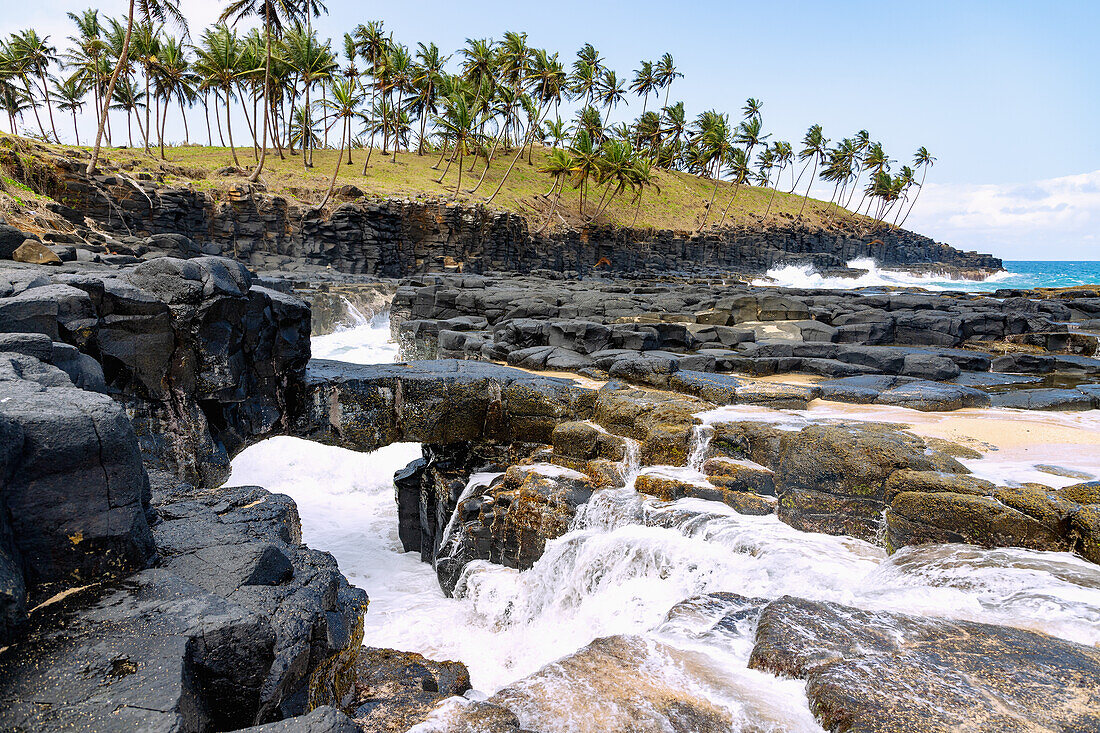 Naturschauspiel Boca del Inferno auf der Insel São Tomé in Westafrika