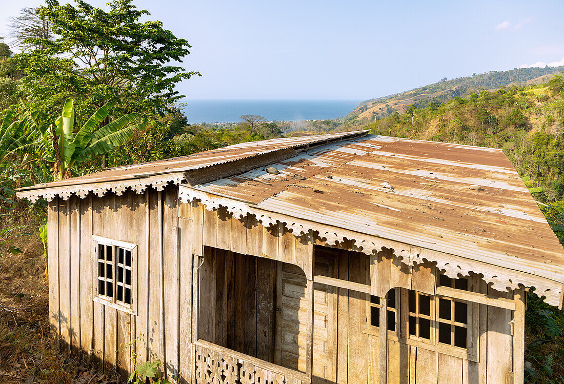 Holzhaus mit Blick auf den Atlantik im Plantagendorf Roça Generosa an der Rota do Cacau auf der Insel São Tomé in Westafrika