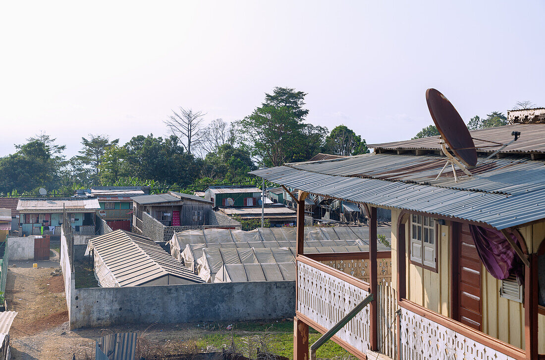 Häuser und Trocknungsanlage für Kakaobohnen im Plantagendorf Roça Generosa an der Rota do Cacau auf der Insel São Tomé in Westafrika