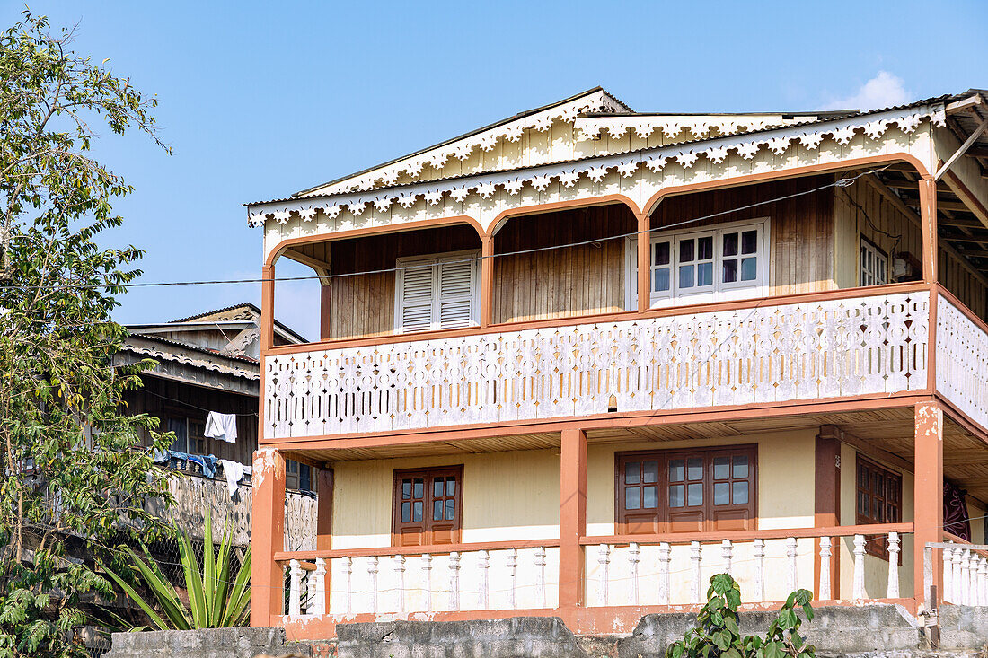 Holzhaus im Plantagendorf Roça Generosa an der Rota do Cacau auf der Insel São Tomé in Westafrika