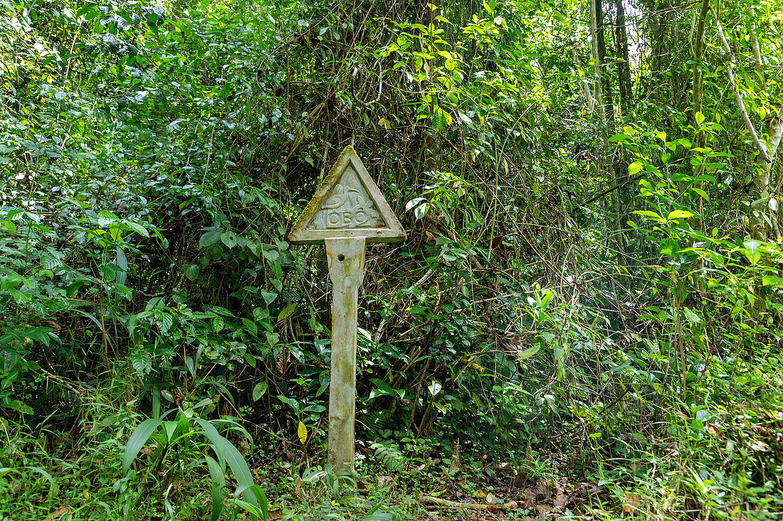Markierungsschild des Obô Natural Park auf der Insel São Tomé in Westafrika