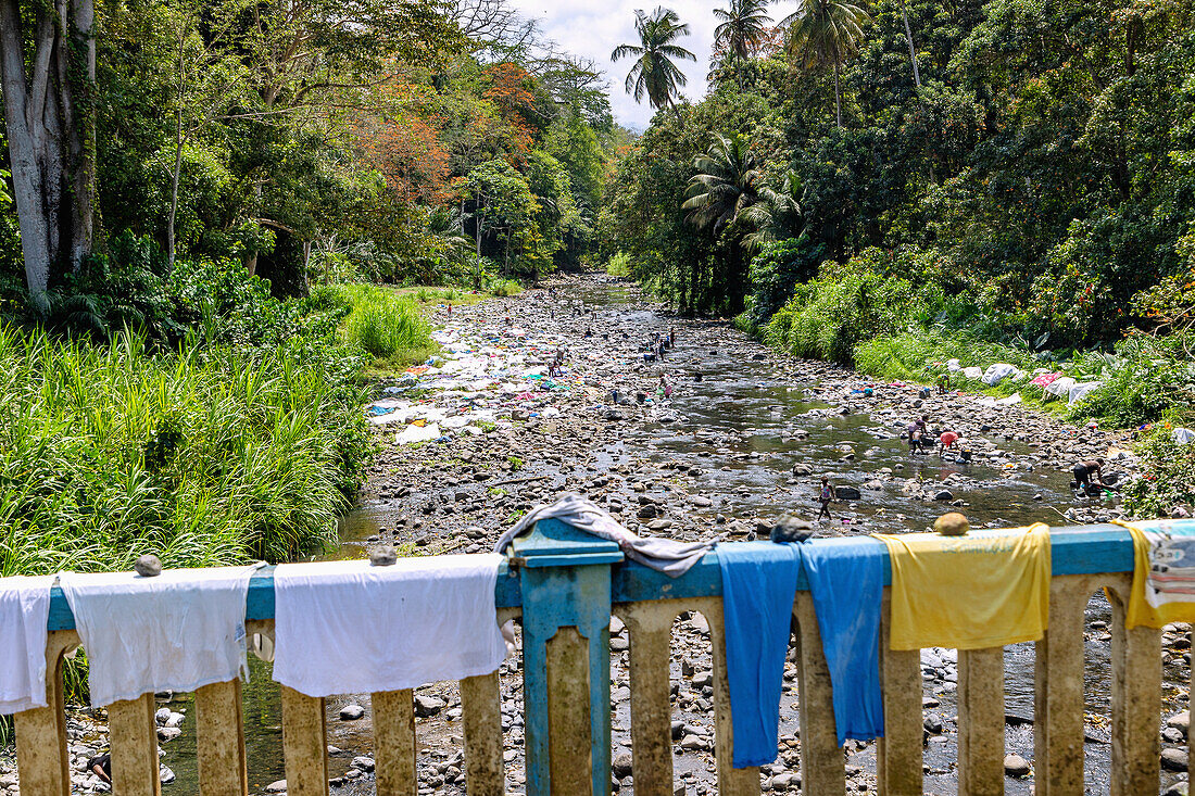 Rio Grande mit Wäsche waschenden Frauen auf der Insel São Tomé in Westafrika