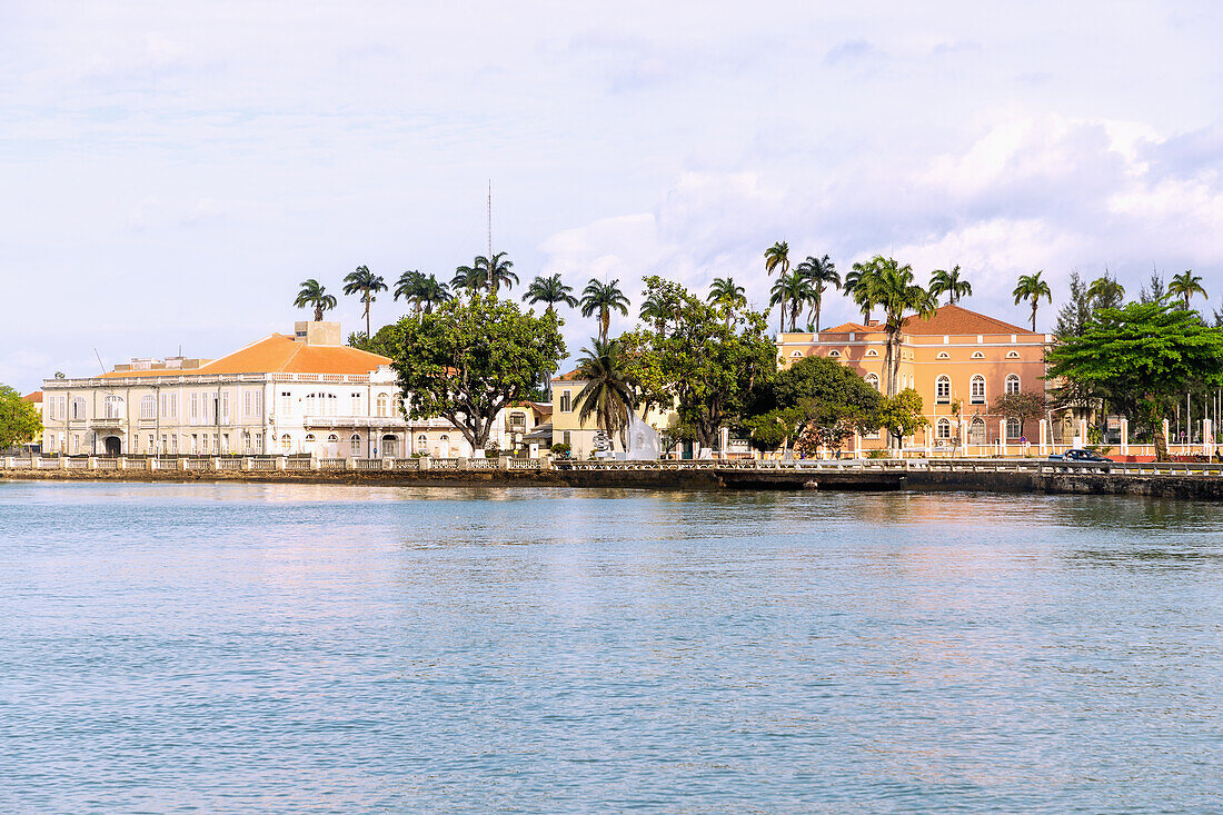 Supremo Tribunal de Justiça und Palácio Presidencial an der Ana Chavez Bay in São Tomé auf der Insel São Tomé in Westafrika