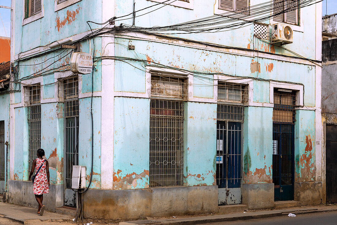 Rua de Moçambique mit altem Kolonialbau in São Tomé auf der Insel São Tomé in Westafrika