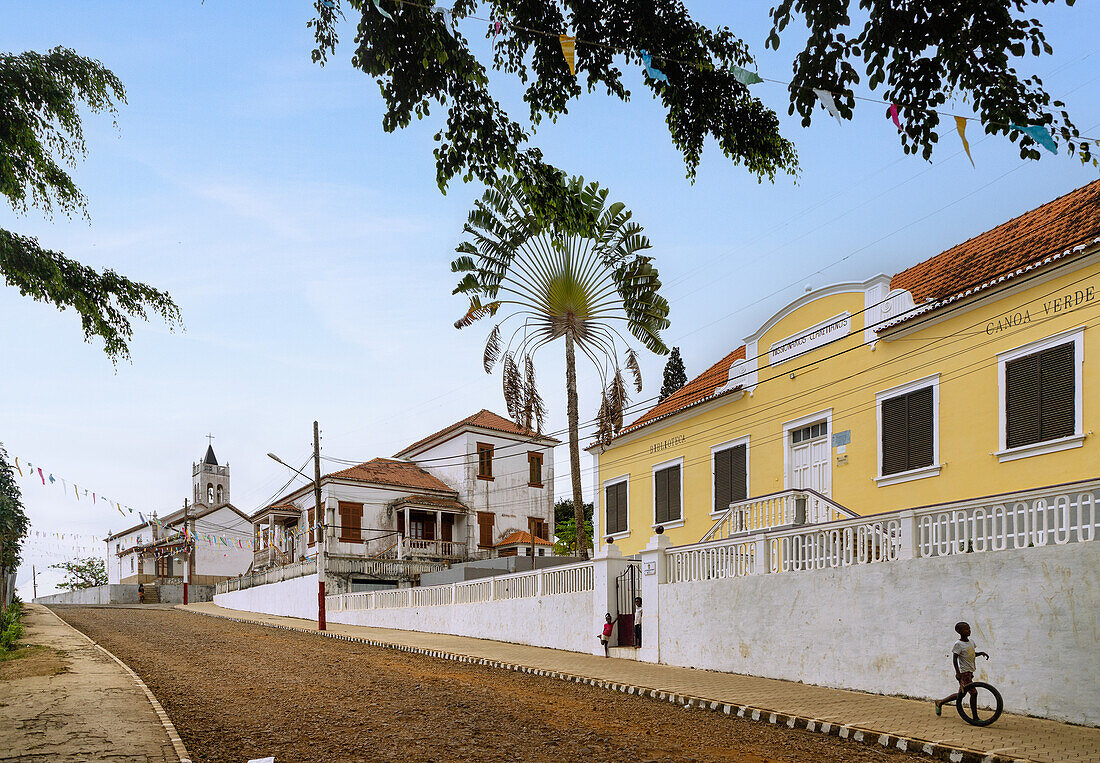 Straße mit Bibliothek und Kirche Igreja de Santíssima Trindade in Trindade auf der Insel São Tomé in Westafrika