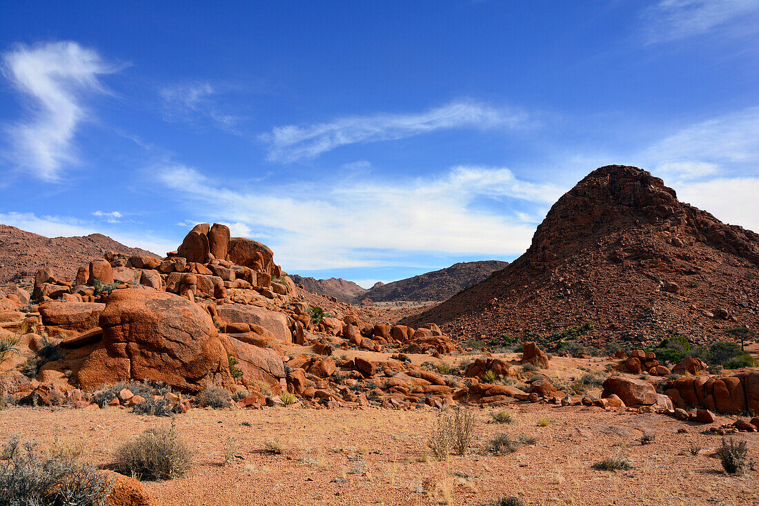 Namibia; Region Karas; Südnamibia; Namib Wüste; Tirasgebirge; karge Landschaft; Hügel und Formationen aus rotem Sandstein