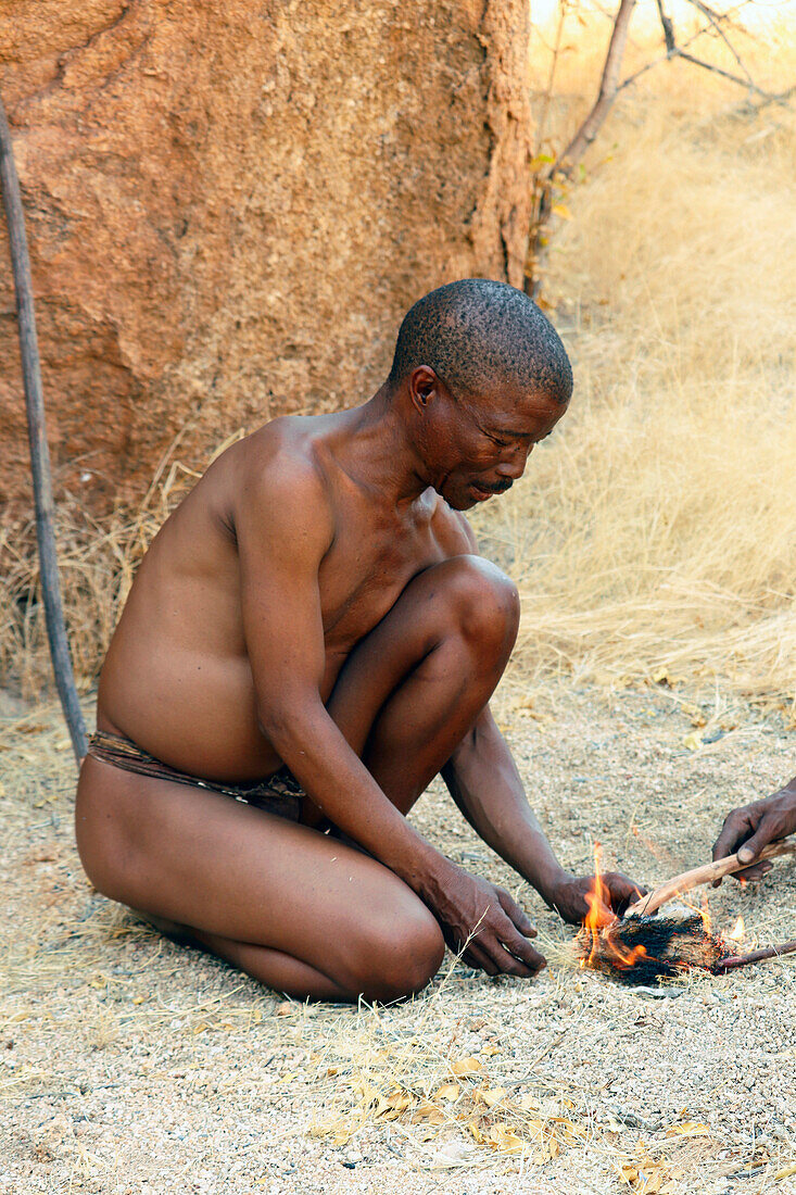 Namibia; Region Erongo; Zentralnamibia; San Living Museum; Buschmann zeigt, wie man auf traditionelle Weise Feuer macht