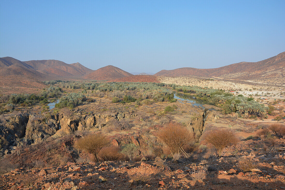 Namibia; Region Kunene; Nordnamibia; Kaokoveld; bei Epupa; Kunene Fluss; Epupa Wasserfälle in der Trockenzeit; Grenzfluss zu Angola