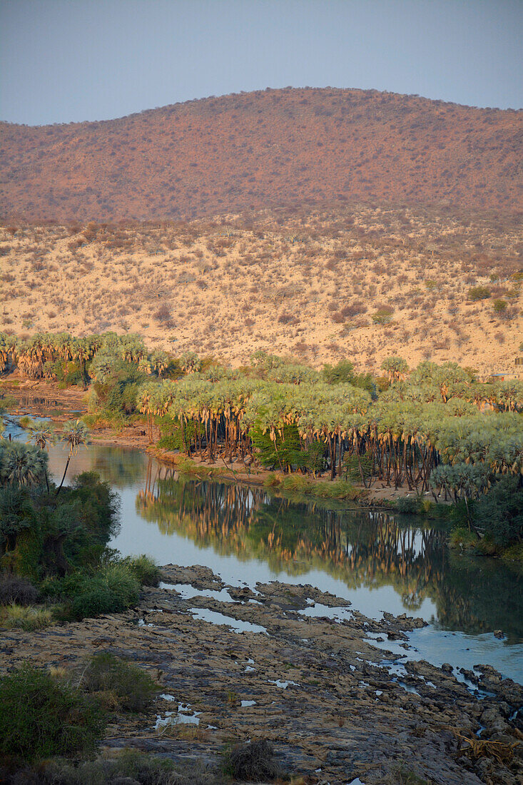 Namibia; Region Kunene; Nordnamibia; Kaokoveld; bei Epupa; Kunene Fluss; karge Landschaft in der Trockenzeit; Grenzfluss zu Angola