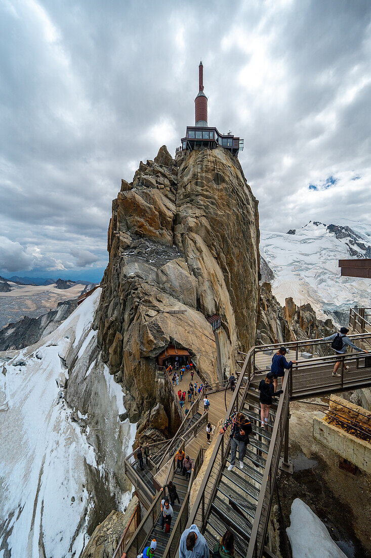 Blick auf Aiguille du Midi mit Sendemasten und Stahlbauwerken, Vallée de Chamonix-Mont-Blanc, Le Mont-Blanc, Bonneville, Haute-Savoie, Auvergne-Rhône-Alpes, Frankreich