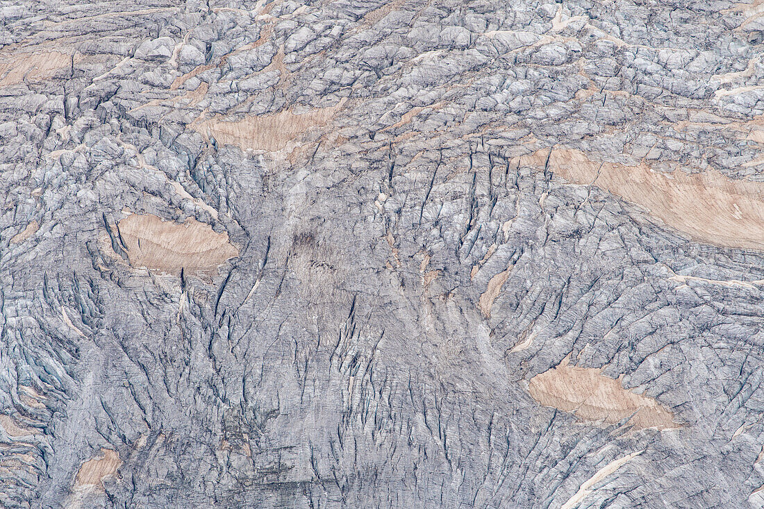 Blick von der Aiguille du Midi auf einen sandbedekten Gletscher, Vallée de Chamonix-Mont-Blanc, Le Mont-Blanc, Bonneville, Haute-Savoie, Auvergne-Rhône-Alpes, Frankreich