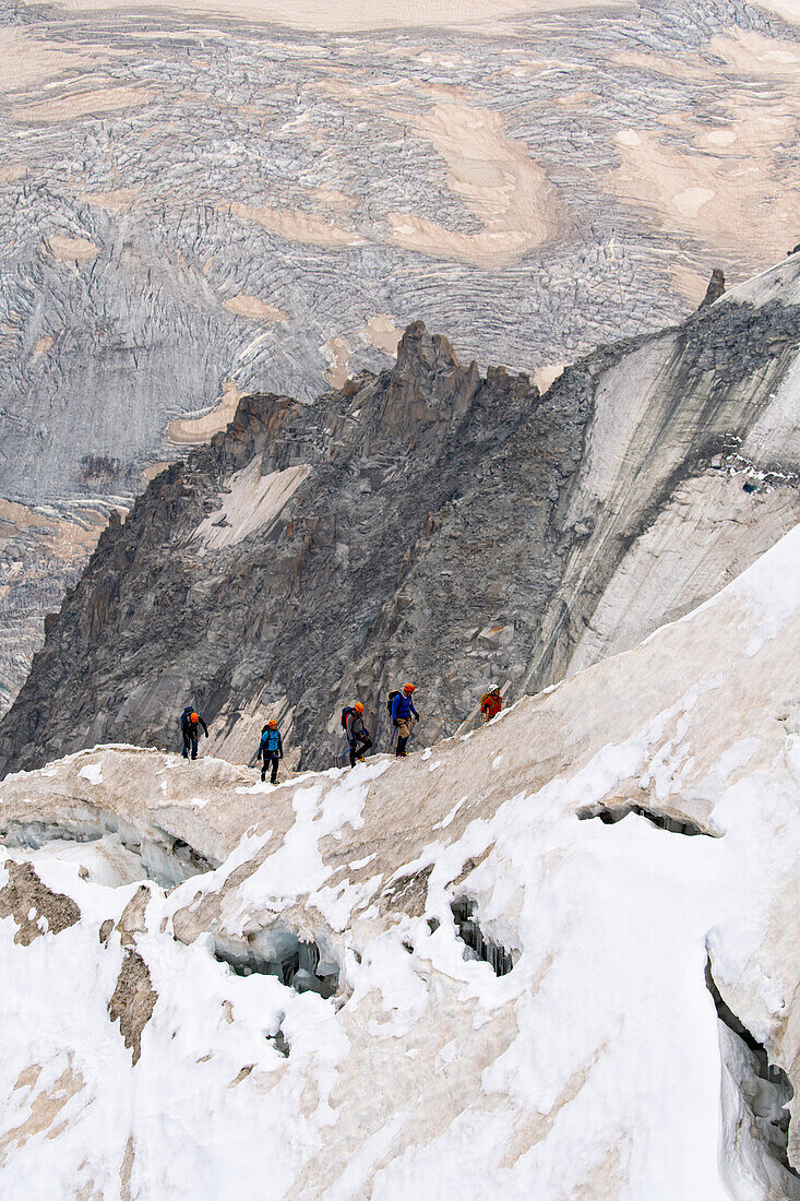 Rope team in the high mountains, Vallée de Chamonix-Mont-Blanc, Le Mont-Blanc, Bonneville, Haute-Savoie, Auvergne-Rhône-Alpes, France