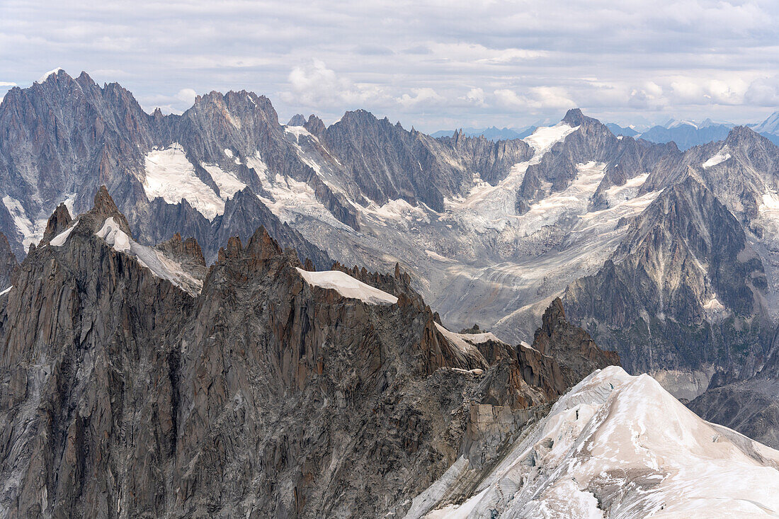 Blick von der Aiguille du Midi auf den Talèfre Gletscher im Hintergrund, Vallée de Chamonix-Mont-Blanc, Le Mont-Blanc, Bonneville, Haute-Savoie, Auvergne-Rhône-Alpes, Frankreich