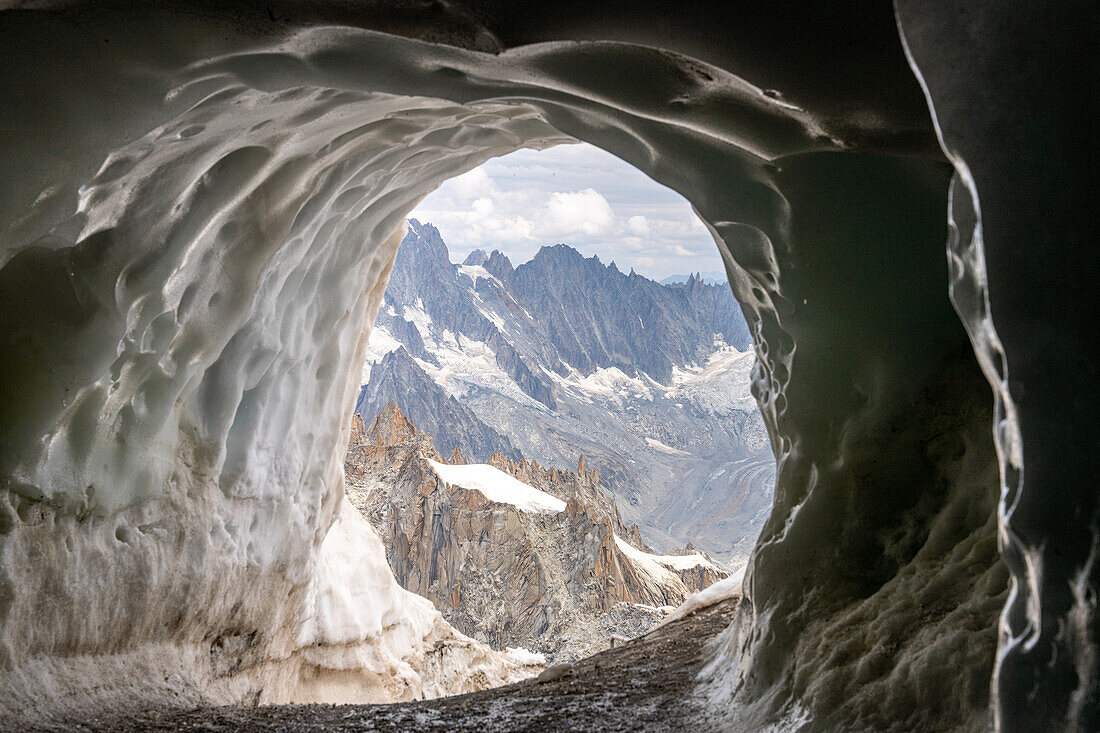 Höhlenausgang von der Aiguille du Midi für Bergsteiger, Vallée de Chamonix-Mont-Blanc, Le Mont-Blanc, Bonneville, Haute-Savoie, Auvergne-Rhône-Alpes, Frankreich