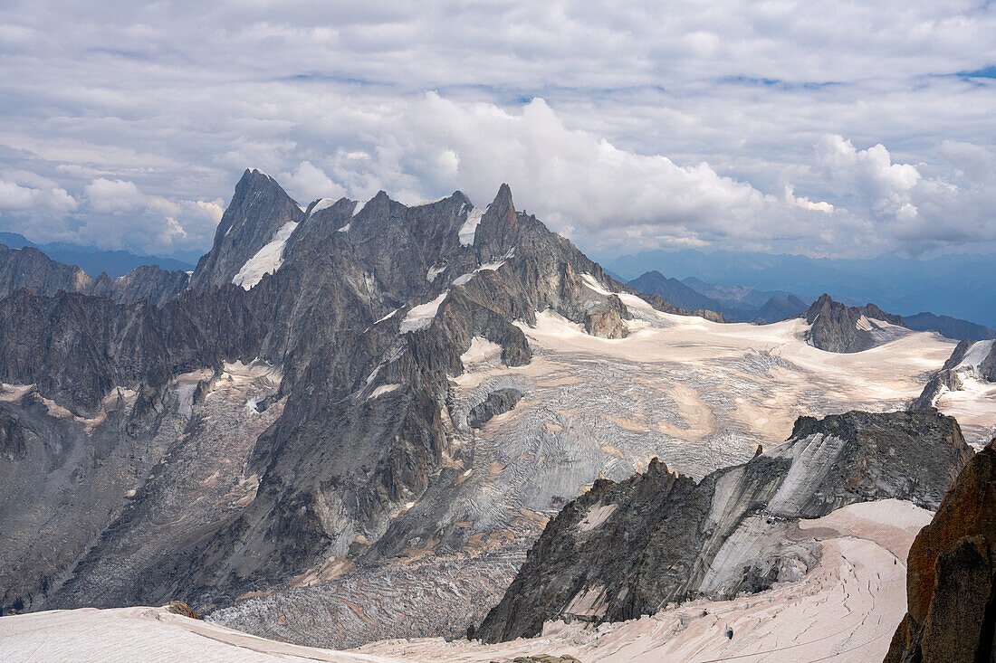 Blick von der Aiguille du Midi auf Grandes Jorasses und Dent du Géant, Vallée de Chamonix-Mont-Blanc, Le Mont-Blanc, Bonneville, Haute-Savoie, Auvergne-Rhône-Alpes, Frankreich