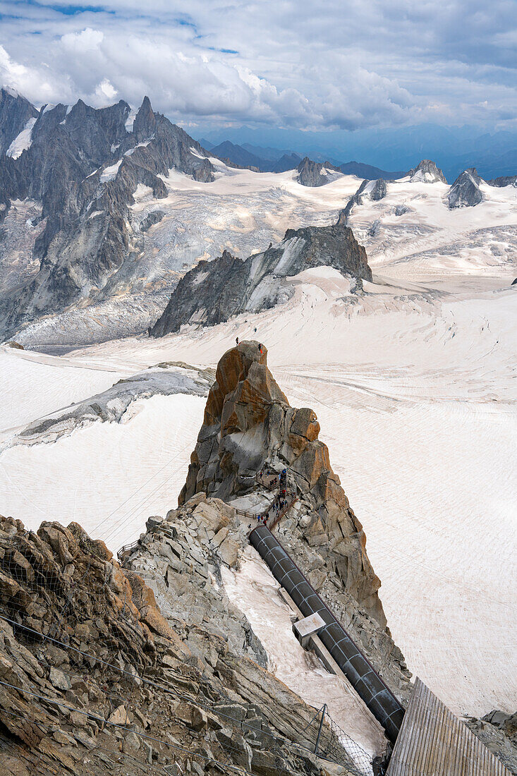 Blick auf die begehbare Stahlröhre an der Bergstation Aiguille du Midi, Vallée de Chamonix-Mont-Blanc, Le Mont-Blanc, Bonneville, Haute-Savoie, Auvergne-Rhône-Alpes, Frankreich