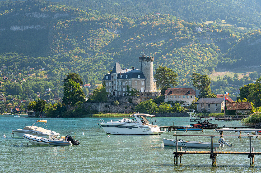 Blick über den Lac d'Annecy auf das Schloss von Duingt, Annecy, Haute-Savoie, Auvergne-Rhône-Alpes, Frankreich