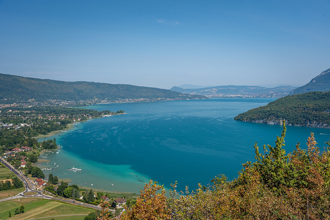 Blick von oben auf den Lac d'Annecy, Annecy, Haute-Savoie, Auvergne-Rhône-Alpes, Frankreich