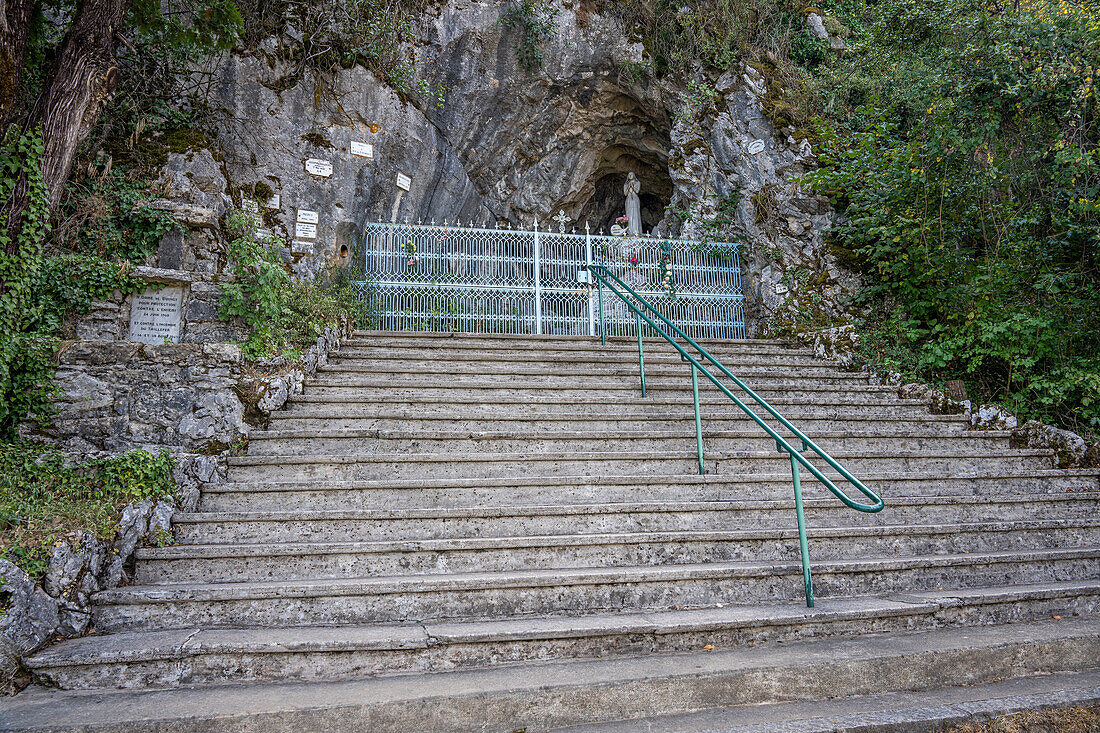 Treppenaufgang zur Grotte der heiligen Muttergottes von See, Annecy, Haute-Savoie, Auvergne-Rhône-Alpes, Frankreich