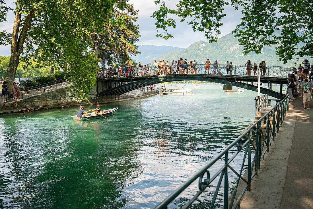 Pont des Amours (Brücke der Verliebten) über den Canal du Vassé mit direktem Zugang zum Lac d'Annecy, Annecy, Haute-Savoie, Auvergne-Rhône-Alpes, Frankreich