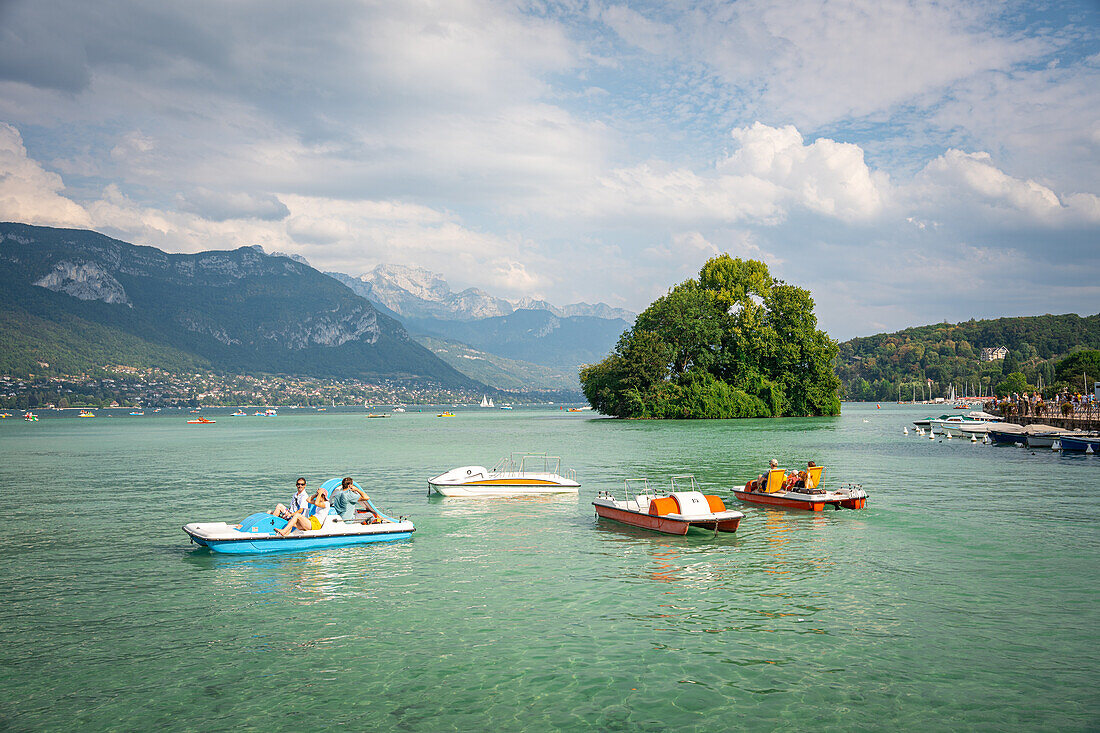 Blicke von der Uferpromenade am Nordufer des Lac d'Annecy auf den See, Annecy, Haute-Savoie, Auvergne-Rhône-Alpes, Frankreich