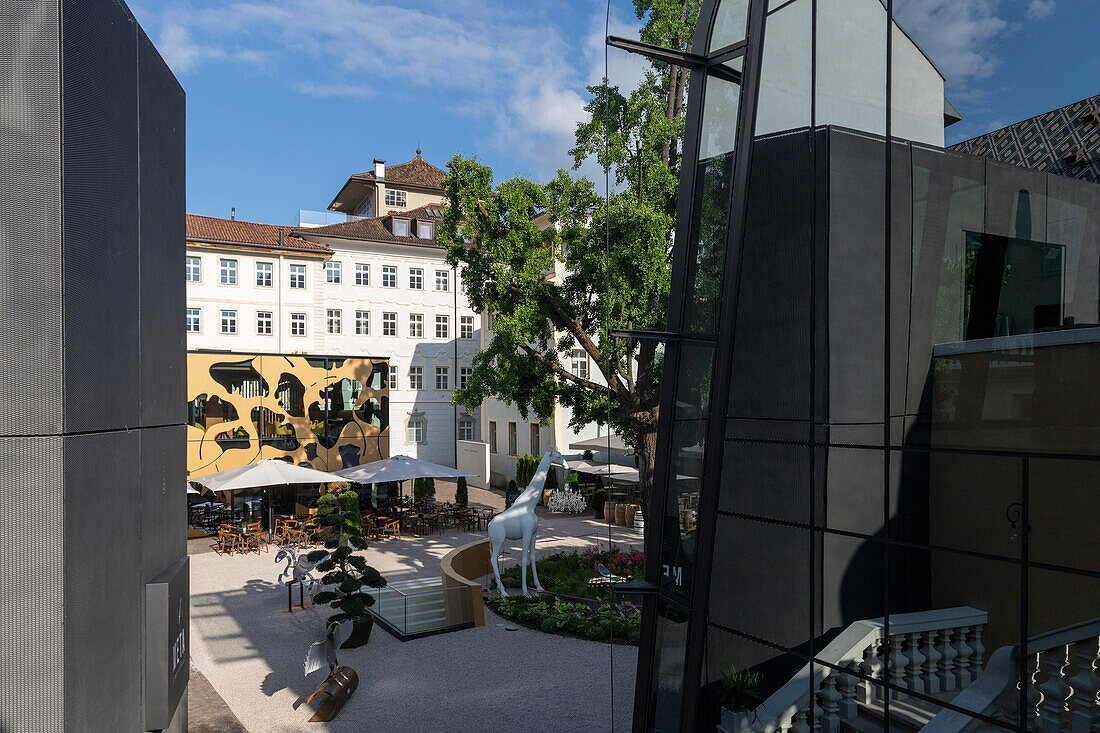 Innenhof mit mehreren Geschäften, Piazza Walther, Bozen, Südtirol, Italien